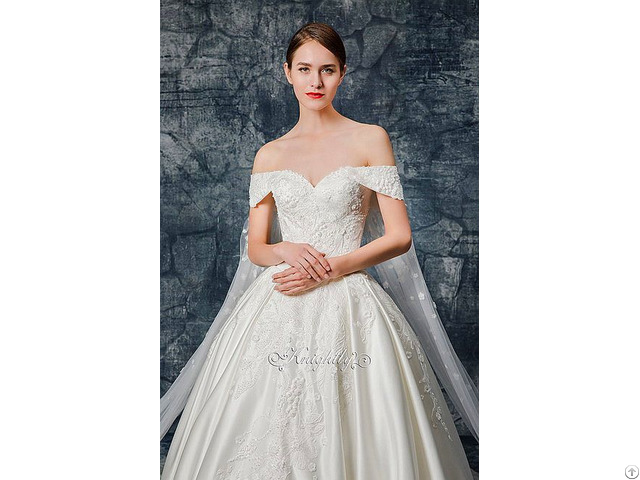 Sweetheart Neckline Lace Applique Satin Wedding Gown