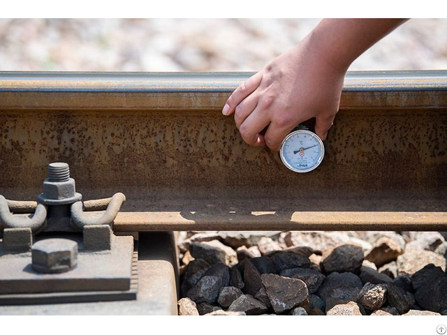 Magnetic Rail Temperature Thermometer