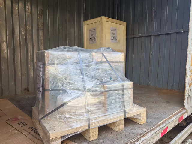 Skin Stapler Plastic Parts Injection Molds And Nails Feeding Machine Loaded For Sea Shipment
