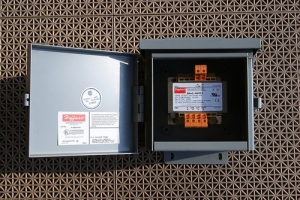 Dayton 4mtp1 Isolating Transformer W Enclosure 6x6x4 Raintight