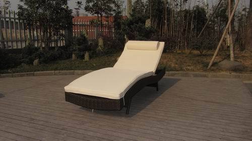 Rattan Beach Loung With Cushion And Adjustable Back